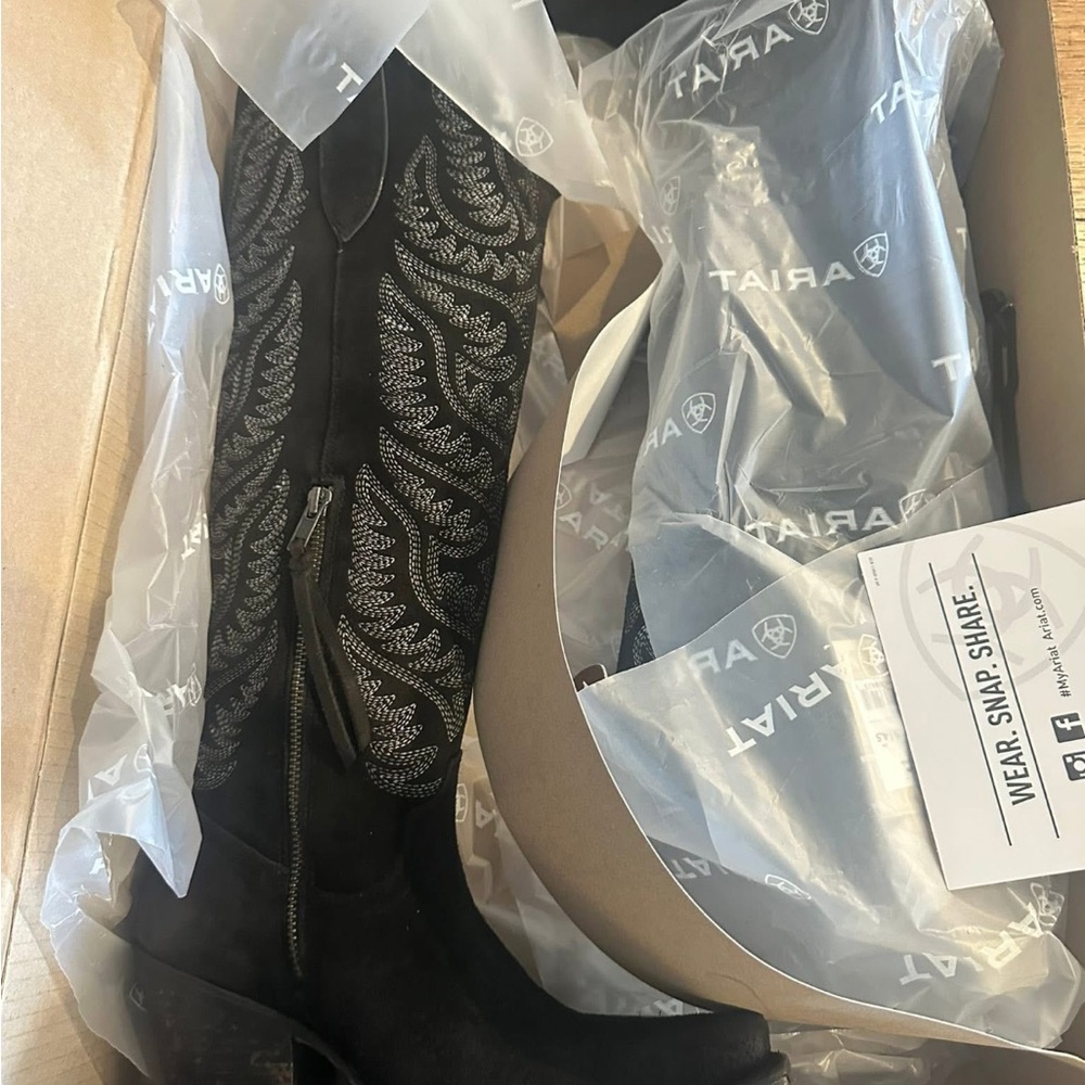 Ariat - Picture 5 of 6